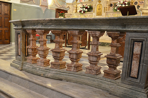 particolare ingresso altare