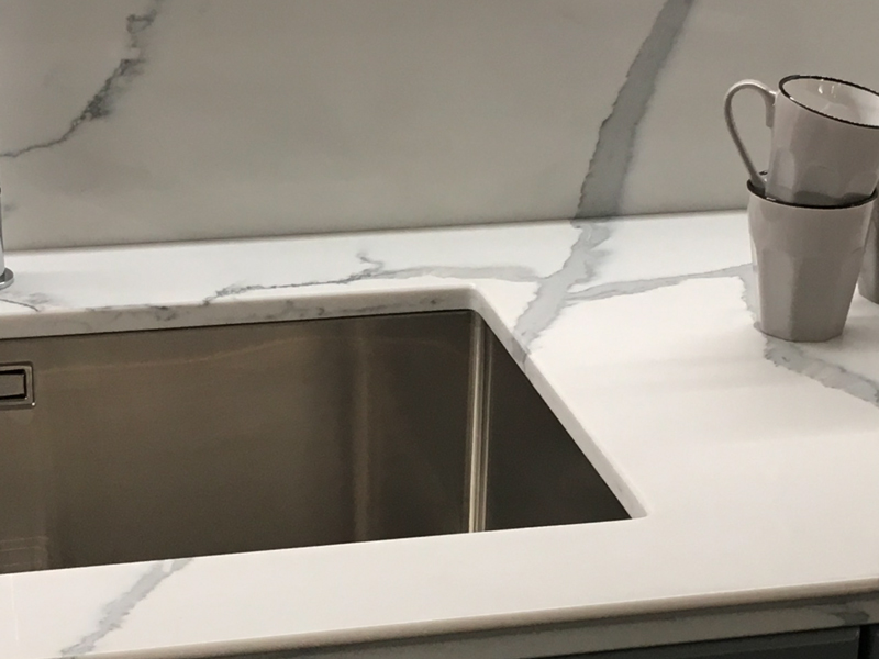dettaglio agglomerato di quarzo lavabo top cucina